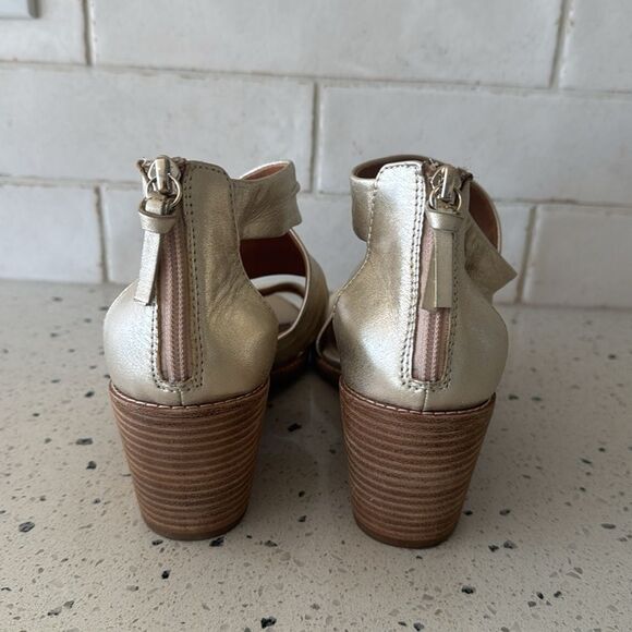 Sofft SAMOA Platino Metallic Leather Ruched Straps Sandals Wedge Heel Size 9.5M - Picture 3 of 13